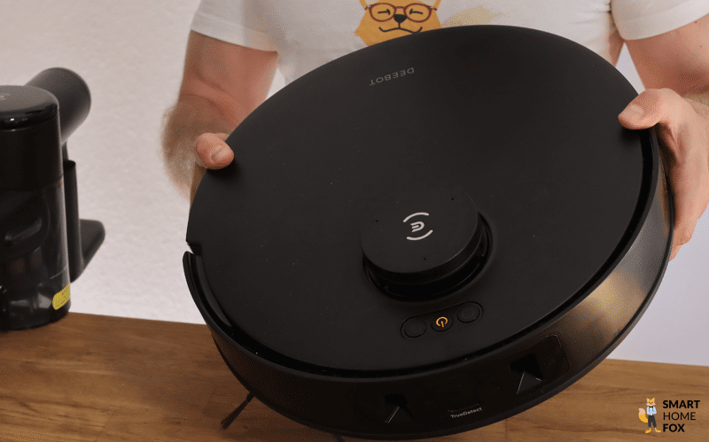 Der DEEBOT T30S Roboter wird in den Händen gehalten.